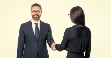 Stüdyoda ortaklık anlaşması, seçici odaklanma. Pazarlıkta ortaklık anlaşması. Pazarlıkta ortaklık anlaşması fotoğrafı. Pazarlıktaki ortaklık anlaşması beyaz arka planda izole edildi.