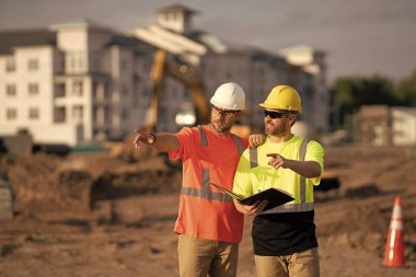 Mimar adamların inşaat projesi var, kopyalama alanı. İnşaat projesinde çalışan mimarların fotoğrafı. İnşaat projesinde çalışan mimarlar. Mimarlar inşaat projesini açık havada tartışıyor.