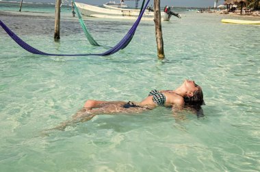 Yüzen kız için varış yerinin fotoğrafı. Kızlar için varış noktası yaz plajı. Sudaki kız için varış noktası yaz plajı. İstikamet yaz plajı Dinlenen kızlar için.