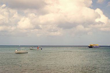 Yaz manzarasında gün ışığı ve deniz manzarası. Yazın tekne ve yatlarla çekilmiş deniz manzarası. Yazın deniz manzarası. Yaz tatilinde güzel deniz manzarası.