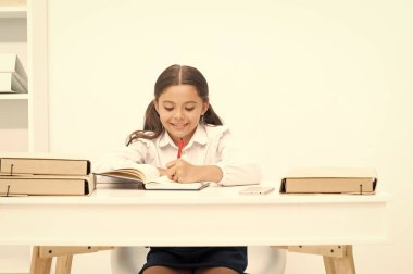 Sevimli liseli kız sınıfta not alıyor. Genç liseli kız masaya not bırakıyor. Not defterine not alan liseli kız. Not alan genç kız fotoğrafı..