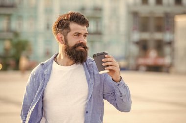 Caddedeki kahve molasındaki mutlu adam. Kahve molasındaki adamın fotoğrafı. Kahve molasındaki adam. Kahve molasındaki adam..