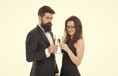 Başarılı insanların iş etkinliği. Aile tatilini kutlar. İşletme partisi. Şerefe konsepti. Birbirine aşık çiftler. Smokinli adam ve seksi bayan. Resmi çift ortaklık için şampanya içer..