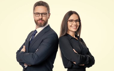 Mutlu iş adamlarının fotoğrafı. Profesyoneller. Beyaz arka planda izole iş adamları. Stüdyodaki iş adamları. Resmi giyimli bir çift iş adamı..