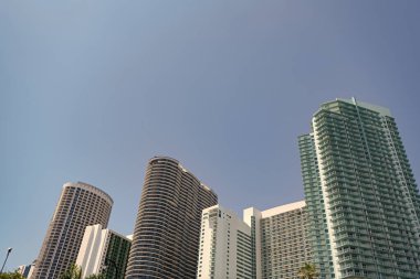 Gökdelen mimari binasının fotoğrafı, kopyalama alanı. Mavi gökyüzünde yüksek gökdelen mimari binası. Açık havada gökdelen mimari binası. Miami 'deki gökdelen mimari binası.