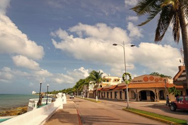 Cozumel, Meksika - 24 Aralık 2015: Seafront 'ta yaz gezisi caddesi.