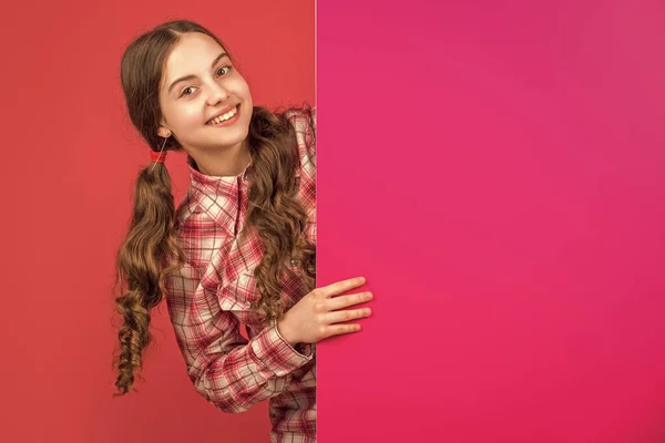Chica Contenta Detrás Papel Rosa Blanco Con Espacio Copia Para —  Fotos de Stock
