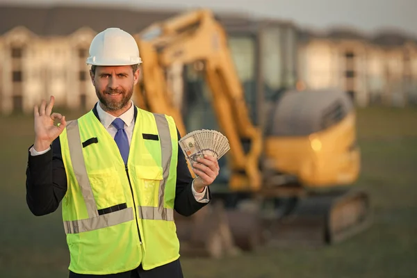 Επιθεωρητής Άνθρωπος Χρήματα Προϋπολογισμού Φορώντας Κράνος Φωτογραφία Του Επιθεωρητή Άνθρωπος — Φωτογραφία Αρχείου