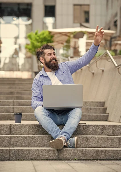 Freelancer 'ın dışarıda video görüşmesi var, merhaba. Freelancer 'ın kahve molasında video görüşmesi var. Serbest Çalışan Adam 'ın dışarıyla görüntülü görüşmesi var. Man Freelancer 'ın bilgisayarında görüntülü arama var..