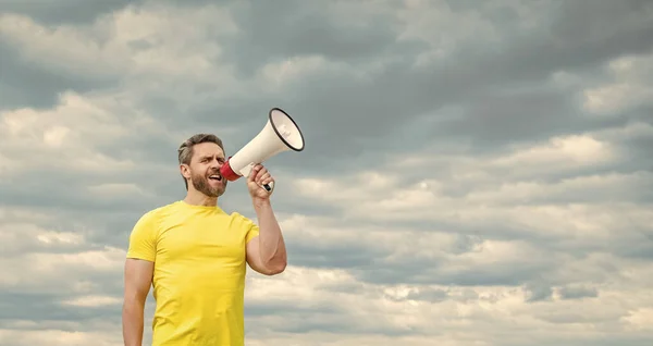 Man Yellow Shirt Shout Loudspeaker Sky Background Copy Space — Stock Photo, Image