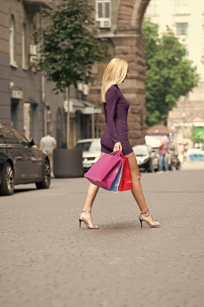 Rückansicht Einer Frau Mit Einkaufstaschen Draußen Foto Einer Hübschen Frau — Stockfoto