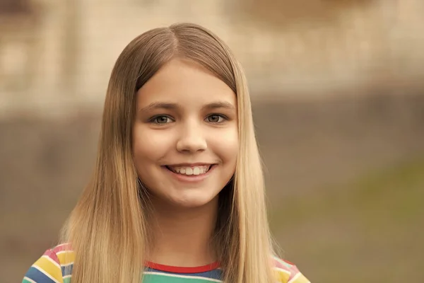 幸せな10代の少女の肖像画 ブロンドの髪の少女の肖像画 10代の少女の肖像画です 外の10代の女の子の肖像写真 — ストック写真