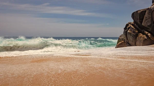夏天的海滨岩石 复制空间 岩石海滨的照片 岩石海岸与山 海浪冲刷的海滨岩石 — 图库照片