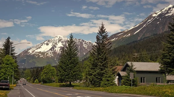 山の道だ 山の風景道路 山の風景の中の道 山の中の道路の写真 — ストック写真