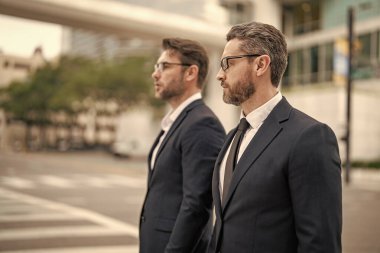 İki başarılı iş adamı patronun açık havada seçici odak görüntüsü.