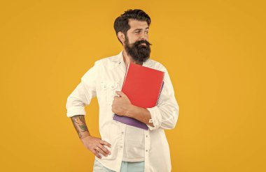 Arka planda kafası karışmış bir okul öğrencisinin eğitimi. Okul planlamacısıyla eğitimli bir adamın fotoğrafı. Sarı üzerine izole edilmiş okul çocuğu eğitimi. Stüdyoda okul çocuğu eğitimi.