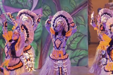 Parintins, Brezilya - 06 Aralık 2015: Samba Brezilyalı kostüm giymiş karnaval dansçıları.