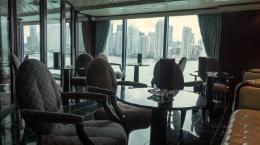 Miami 'deki Skyline' lı restoran ya da kafe manzarası. Miami 'deki Skyline şehri manzaralı restoran ya da kafe. Miami 'de ufuk çizgisi manzaralı restoran ya da kafe. Miami 'de ufuk çizgisi olan boş bir restoran ya da kafe.