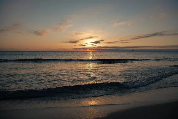 Красивый Утренний Мыс Морской Водой Летнем Пляже — стоковое фото
