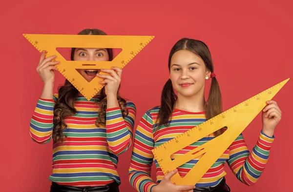 Χαμογελώντας Κορίτσια Σχολείο Κατέχουν Μαθηματικά Εργαλείο Του Τριγώνου — Φωτογραφία Αρχείου
