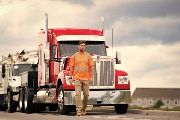 Vrachtwagenchauffeur Vertegenwoordigt Logistiek Vrachtwagenchauffeur Toont Concept Van Logistiek Vrachtwagenchauffeur Vertegenwoordigt — Stockfoto