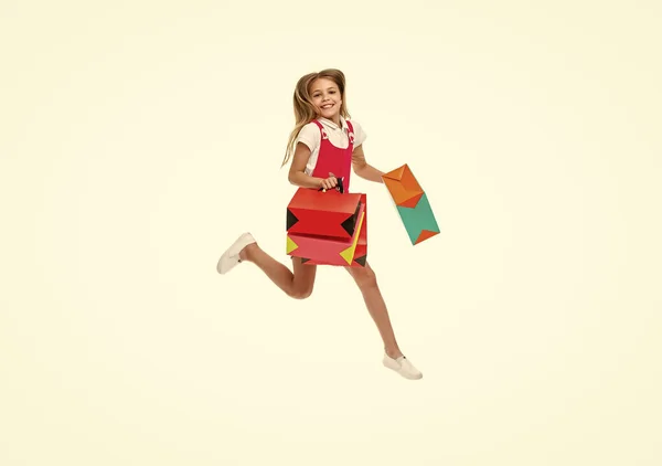 Positiv Tonåring Flicka Hoppar Efter Shopping Studio Tonåring Flicka Hoppar — Stockfoto