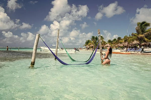여성은 여름휴가 휴식을 취한다 휴식을 취하는 여성의 해변에서 휴식을 취하는 — 스톡 사진