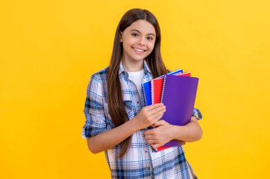 Okula dönüyorum. Ergen çocukluğu. Kız için eğitim ve bilgi. Öğrenmeye hazır liseli kız. Okul eğitimi ve çocukluk. Genç kız okulu eğitimi. Ders dışı etkinlikler.
