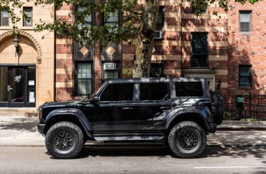 New York City, ABD - 05 Ağustos 2023 Ford Bronco Black Diamond SUV siyah araba, sürücü tarafı manzaralı, park edilmiş.