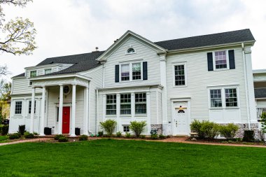 Banliyö evi. Gayrimenkul. Amerika 'nın banliyösünde bir mimarlık evi. Banliyöde bir ev. Banliyö mahallesi. Amerikan mahallesindeki yazlık evde. Resimli bir mahalle..