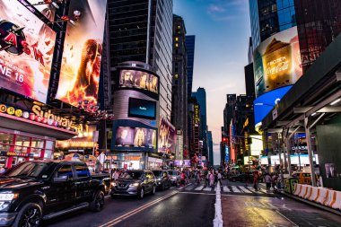 New York City, ABD - 11 Haziran 2023: Times Meydanı Manhattan şehir merkezi, New York. Reklam panosu olan bir sokak. New York 'un Broadway Caddesi. Times Meydanı gece hayatı.