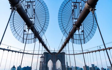 Manhattan 'a giden yol. New York 'un şehir mimarisi. Amerika 'da Brooklyn Köprüsü. Brooklyn dönüm noktası. şehir köprüsü mimarisi. New York 'taki Brooklyn Köprüsü. Brooklyn yaşam tarzı.