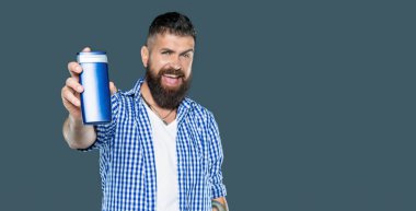 Mutlu sakallı adam sakal bakımı kozmetik ürünleri taşıyor..
