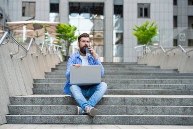 Freelancer 'ın dizüstü bilgisayarında videosu ve reklamı var. Freelancer 'ın dışarıda görüntülü görüşmesi var. Freelancer 'ın kahve molasında video görüşmesi var. Man Freelancer 'ın dışarıyla görüntülü görüşmesi var..