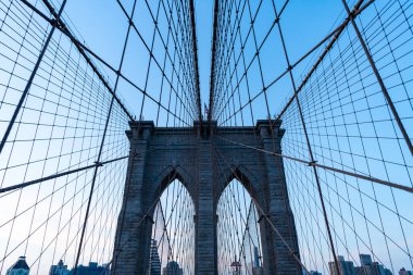 Metropolis şehrinin mimarisi. Brooklyn Köprüsü. New York mimarisi. Brooklyn Köprüsünden Manhattan 'a. Brooklyn Köprüsü 'nün şehir mimarisi simgesi. Köprü tasarımını askıya al.