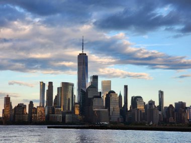 Manhattan ve Hudson River şehir merkezinde. Büyük şehir manzarası. New York şehir merkezi. Manhattan silueti. New York şehri. New York 'un gökdelen binası. Kentsel mimari. New York gökyüzü manzarası.