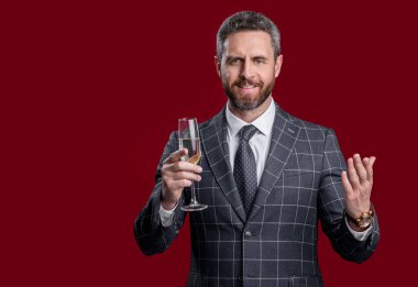 Mutlu adam olayı ve tezahüratı kutluyor, mekanı kopyalıyor. Adam kutlamak için şampanyayla tezahürat yapıyor. Stüdyoda tezahürat yapan bir adam. Adam alkışlıyor ve kırmızı arka planda yalnızlığını kutluyor.