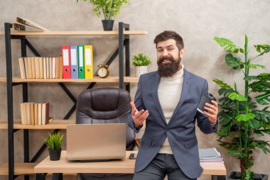 İhtiyacın olduğunda ara ver. Mutlu iş adamı yemek kupası tutar. İş molası. Ofis çayı ya da kahve. Dinlen biraz..