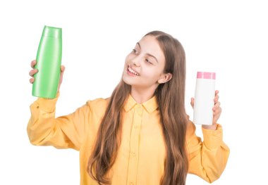 Bunu seçiyorum. Çocuk duş jeli kullanıyor. Şampuanla saç temizleme. Günlük alışkanlıklar ve kişisel bakım. Saç düzleştirici kremli. Deri losyonu şişesi. Gençler için kozmetik ürün sunumu.