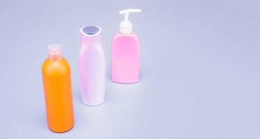 Sıvı depolama için. Kapaklı ve pompalı şişeler. Kozmetik şişeleri mavi arka plan. HDPE. Şampuan ve losyon paketi. Plastik kaplar. Banyo ürünleri için kopyalama alanı.