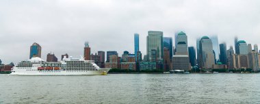 New York 'tan Manhattan' a giden bir sonraki yolcu gemisi. New York Manhattan 'ın silueti Hudson Nehri yolcu gemisiyle geziyor. Yolcu gemisinde tatil