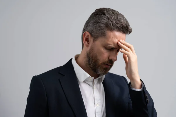 ストレスの多いビジネスマン 熟練した経営者 過労な男性は片頭痛の頭痛を感じています ストレスを受けた疲れた頭痛の男性 ストレスと頭痛 ビジネスマンはストレスを感じている コーポレート バーンアウト — ストック写真