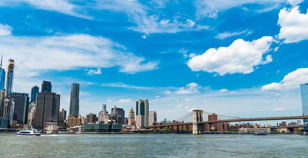 şehir köprüsü mimarisi. Manhattan 'daki Brooklyn Köprüsü' nün manzarası. New York 'taki Brooklyn Köprüsü. Brooklyn 'de panoramik manzara. Brooklyn 'deki tarihi köprünün mimarisi. New York Şehri.