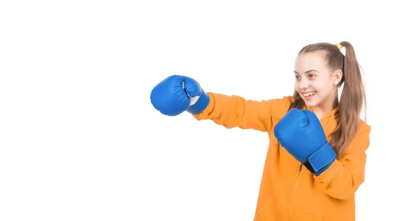 戴着拳击手套的快乐的小伙拳击手准备好以自我防卫的方式打斗和打斗 — 图库照片