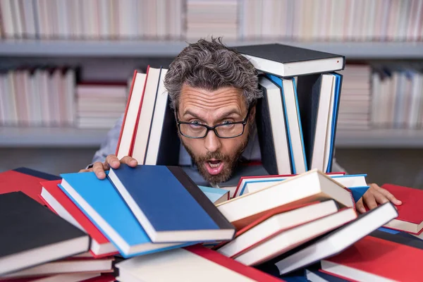 Aluno Milenar Sobrecarregado Ler Livro Trabalhador Sobrecarregado Homem Estudante Ler — Fotografia de Stock