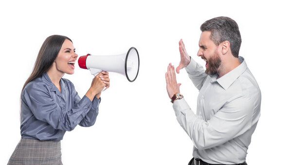 Бизнесмены кричат на делового оппонента изолированного на белом. студийный снимок кричащего противника. Кричали бизнесмены. оппонент кричит в громкоговоритель. несогласие бизнесменов. деловой конфликт.
