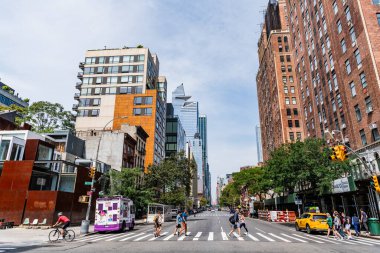 New York City, ABD - 05 Ağustos 2023: W 23. Cadde ve 10. Cadde kavşağı, şehir manzaralı.
