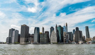 Manhattan 'ın gökdeleni. Şehir merkezindeki modern gökdelen manzarası. Manhattan 'ın gökdelen silueti. New York şehri. Manhattan, New York 'taki doğu nehri şehri. şehir manzarası özelliği.