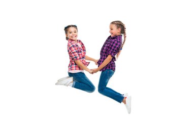 Mutlu kızlar kardeşliği. Çocuklar birlikte eğleniyor. Kardeşlik ve dostluk bağı. Kız arkadaşlar eğleniyor ve zıplıyorlar. İki çocuğun arkadaşlığı. Bu küçük arkadaşlar....