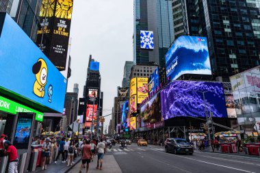 New York City, ABD - 09 Temmuz 2023: Times Square of town Manhattan, New York şehir merkezi. Reklam panosu olan bir sokak. New York 'un Broadway Caddesi. Times Meydanı büyüsü.
